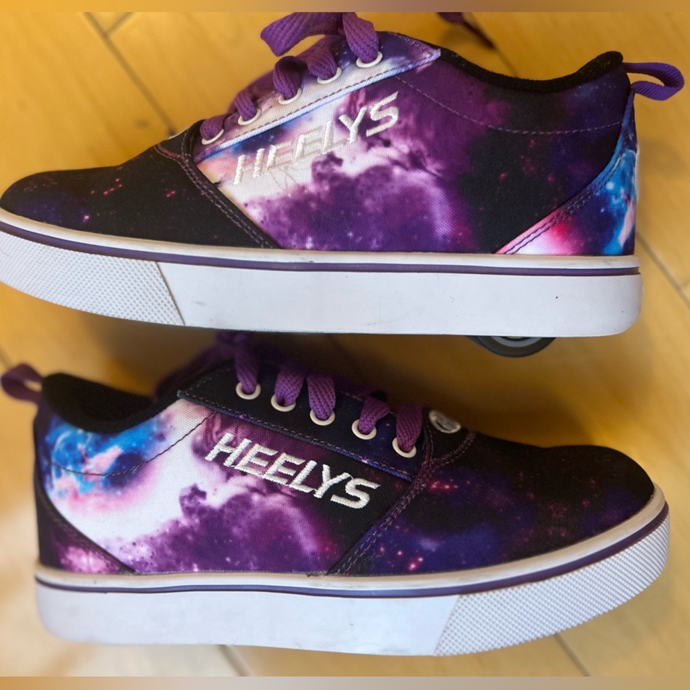 Heelys Pro 20 Kids Skate Sneaker. New, excellent condition.